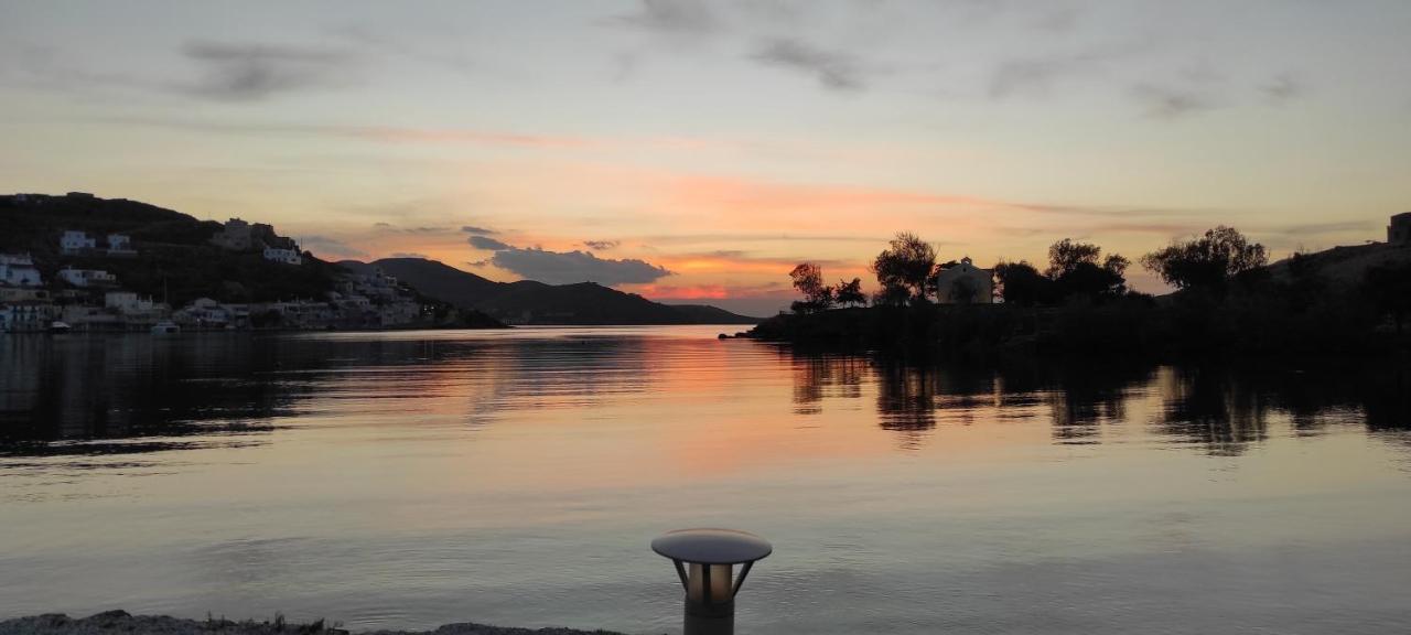 Amazing 2 Bedroom Apartment Overlooking The Marina Of Vourkárion Exteriör bild
