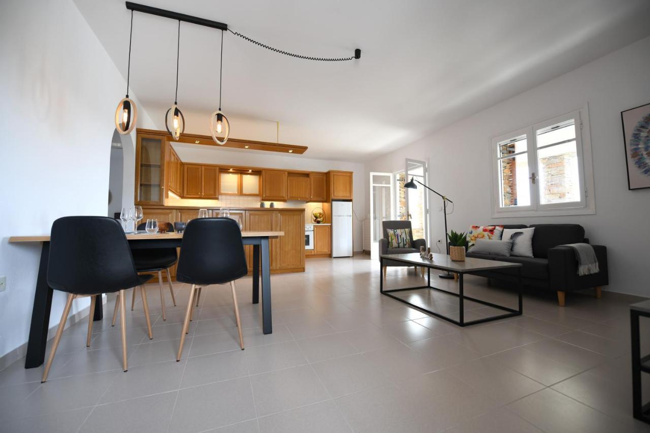 Amazing 2 Bedroom Apartment Overlooking The Marina Of Vourkárion Exteriör bild