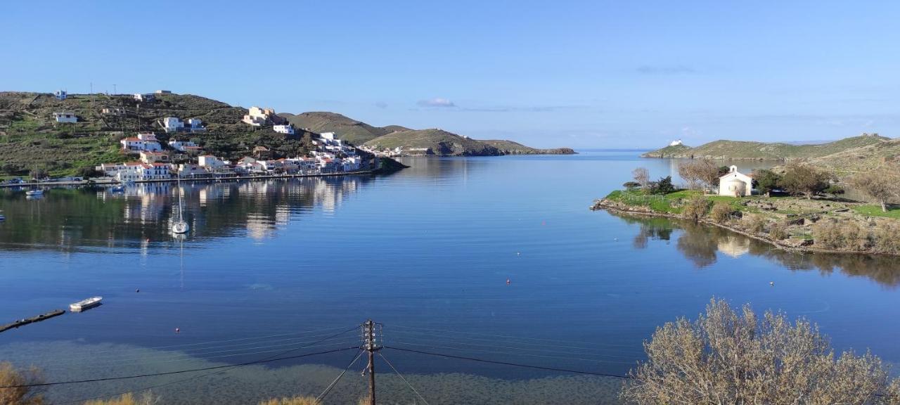 Amazing 2 Bedroom Apartment Overlooking The Marina Of Vourkárion Exteriör bild