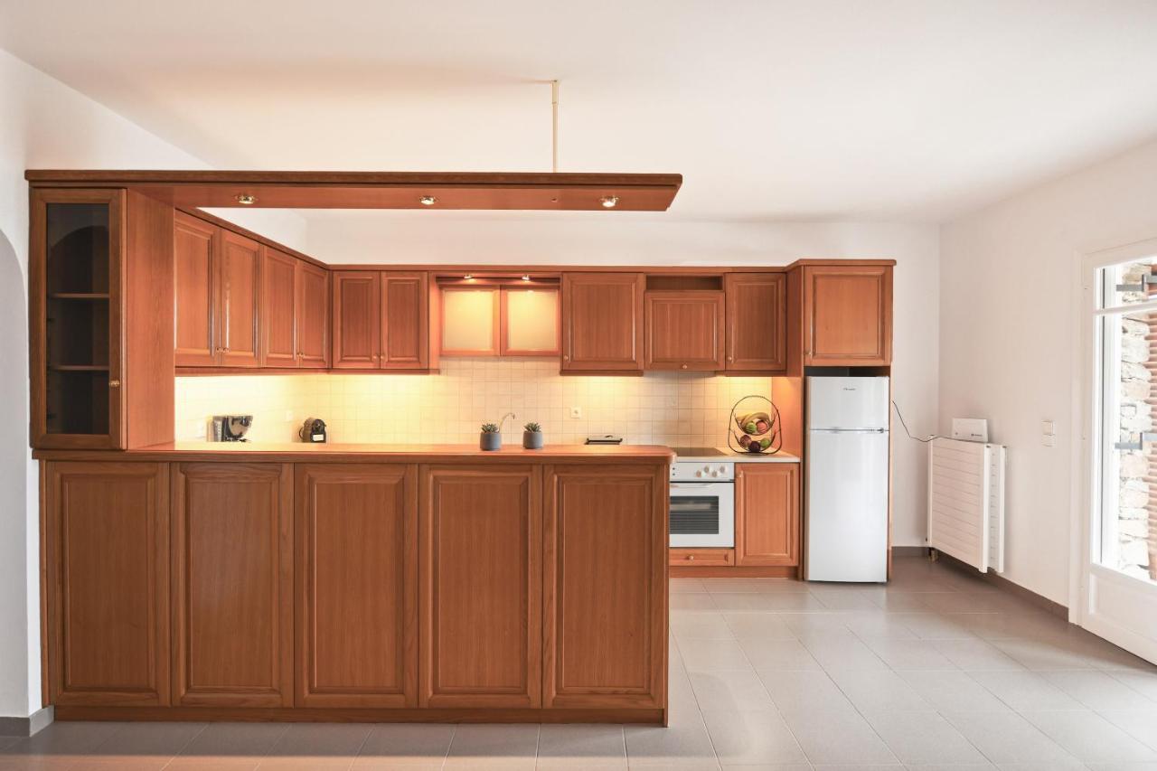 Amazing 2 Bedroom Apartment Overlooking The Marina Of Vourkárion Exteriör bild