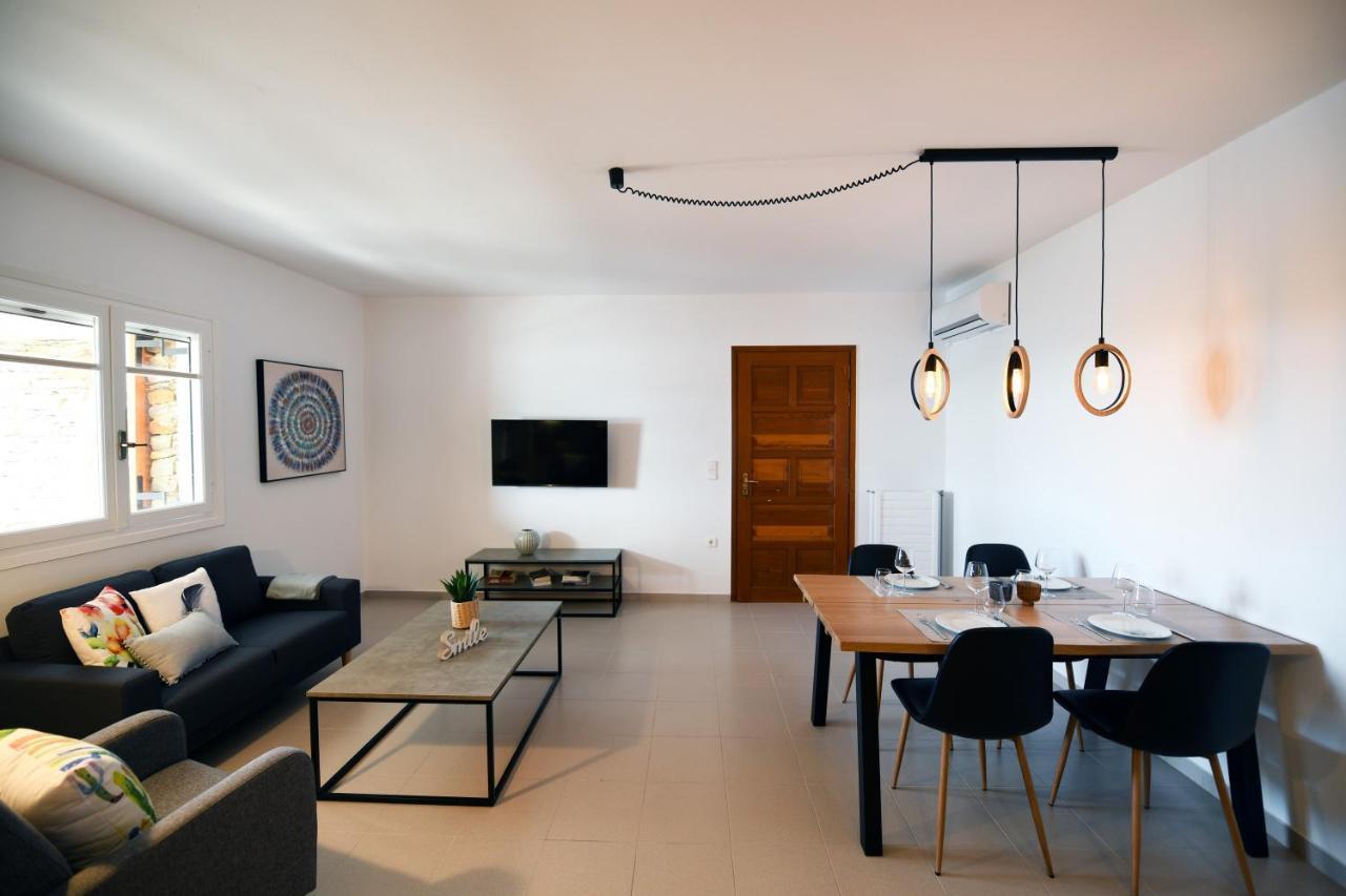 Amazing 2 Bedroom Apartment Overlooking The Marina Of Vourkárion Exteriör bild