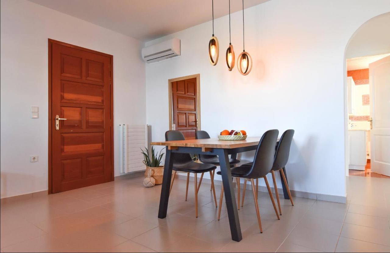 Amazing 2 Bedroom Apartment Overlooking The Marina Of Vourkárion Exteriör bild
