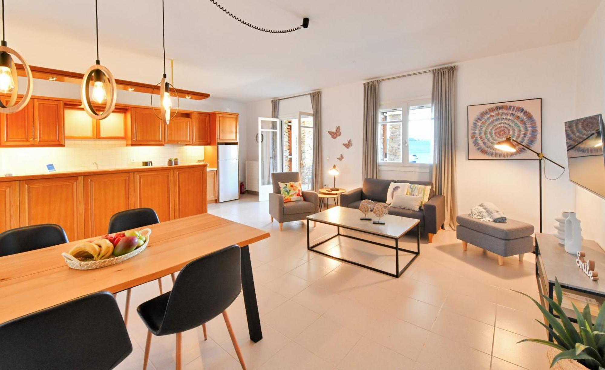 Amazing 2 Bedroom Apartment Overlooking The Marina Of Vourkárion Exteriör bild